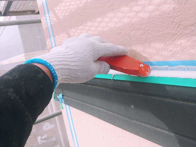 シーリング材をへらで均す